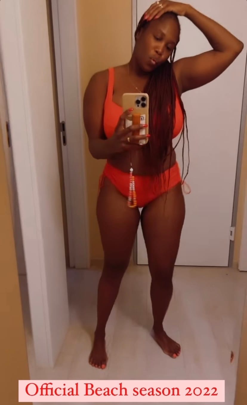 Motsi Mabuse: Ihren Fans präsentiert sie sich im Bikini.
