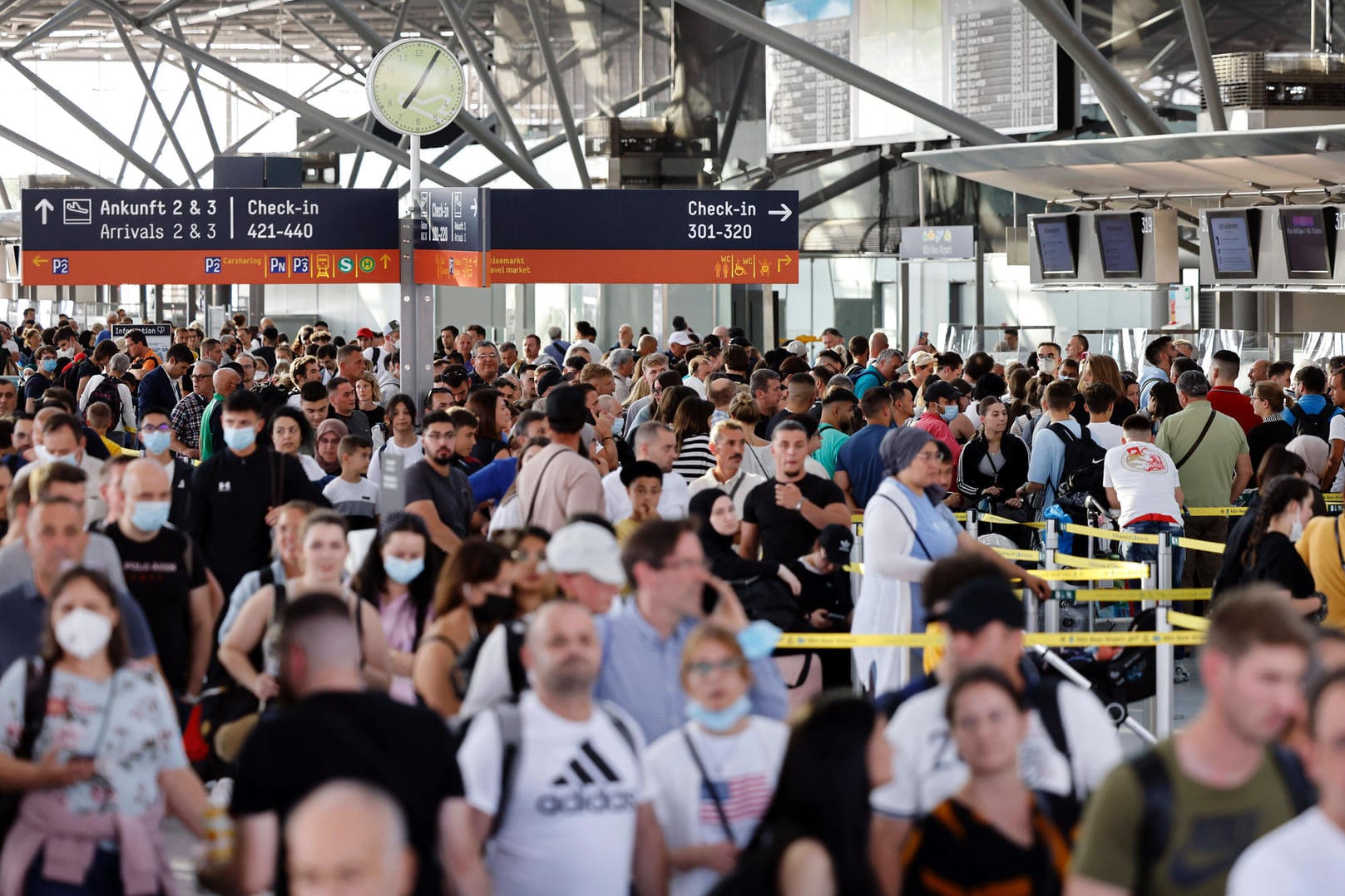 Schlangen am Check-in-Schalter in Köln-Bonn: Nein, das ist nicht der Streik, sondern der mittlerweile ganz normale Wahnsinn.