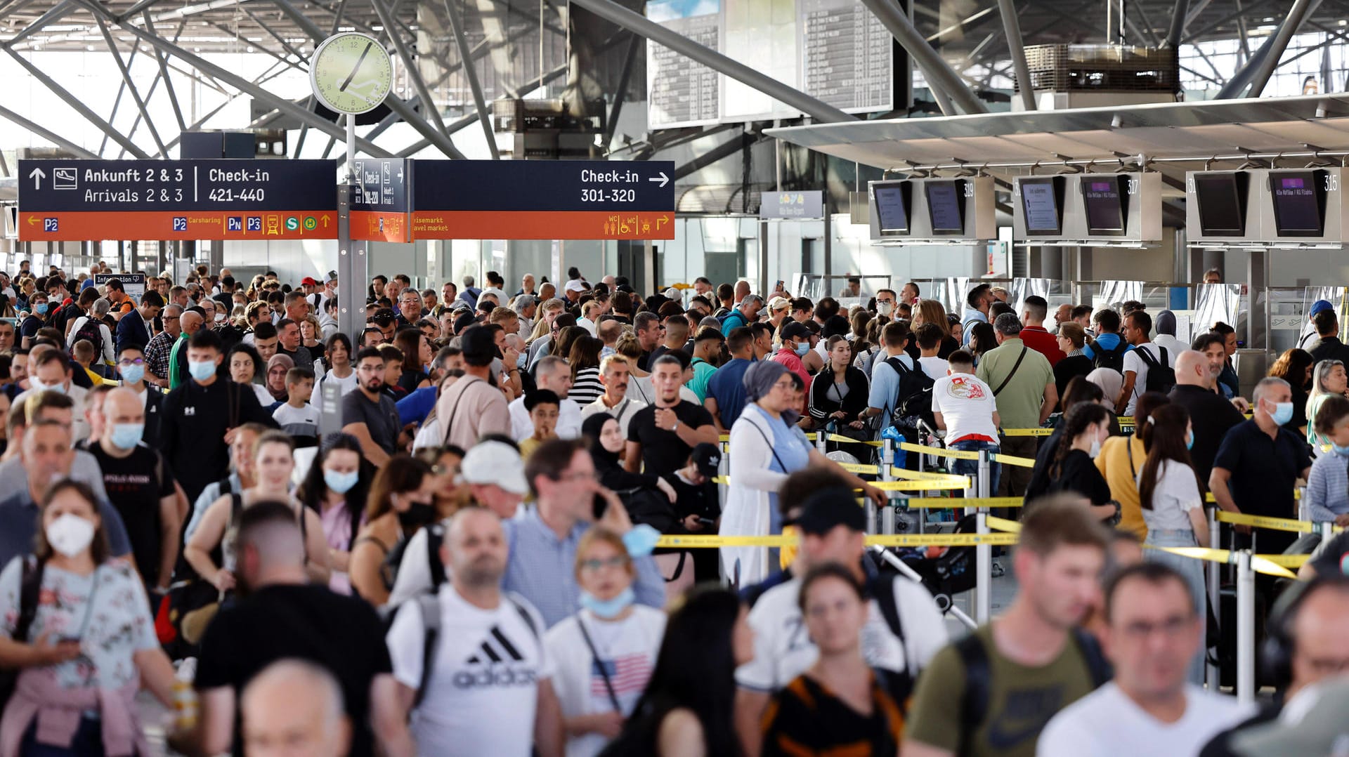 Schlangen am Check-in-Schalter in Köln-Bonn: Nein, das ist nicht der Streik, sondern der mittlerweile ganz normale Wahnsinn.