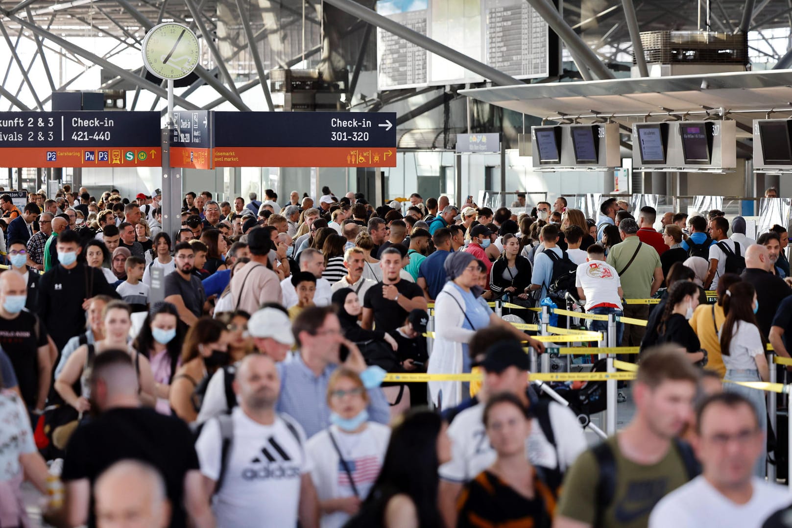 Schlangen am Check-in-Schalter in Köln-Bonn: Nein, das ist nicht der Streik, sondern der mittlerweile ganz normale Wahnsinn.