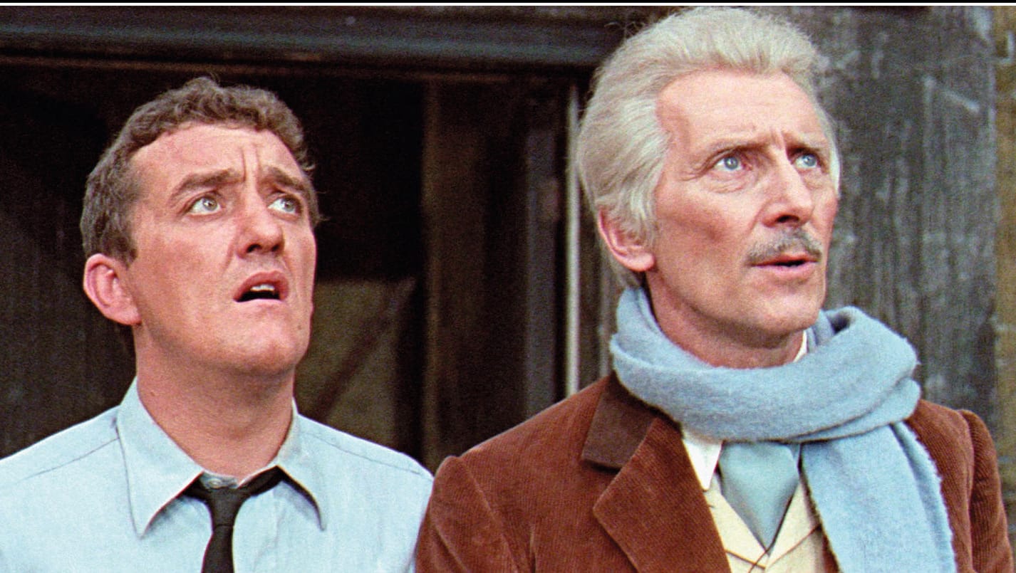 Bernard Cribbins (l.) neben "Doctor Who" (Peter Cushing).