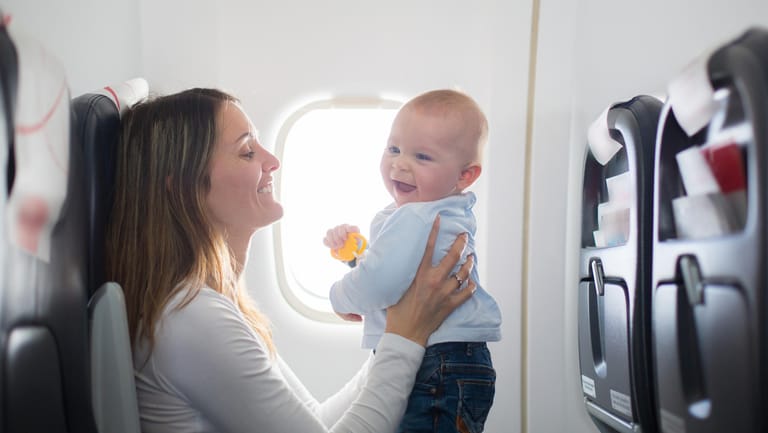 Fliegen mit Baby: Vor dem dritten Lebensmonat sollten Babys lieber nicht fliegen.