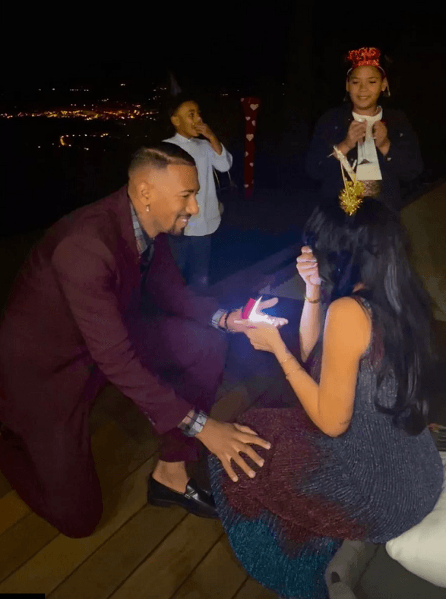 Boateng fragte seine Liebste mit leuchtendem Ringkästchen, ob sie ihn heiraten möchte.