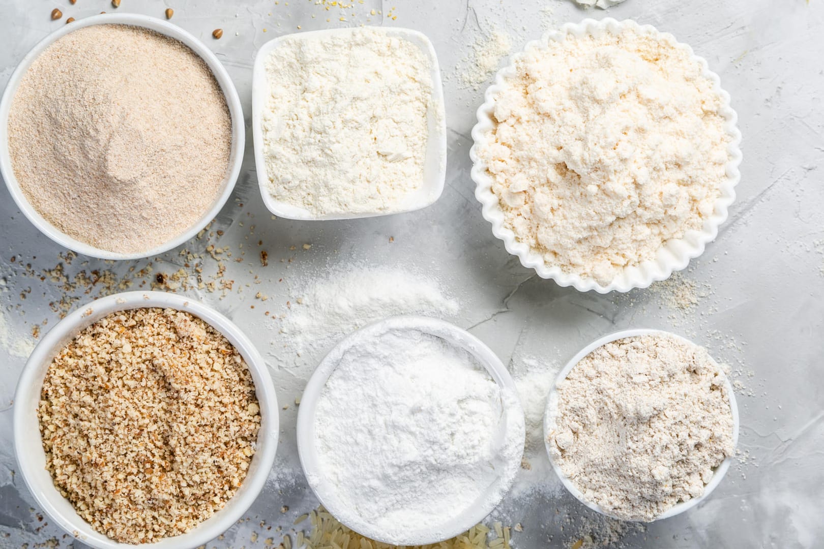 Mehl: Wer kein Johannisbrotkernmehl verwenden kann oder will, kann andere Produkte zum Andicken von Speisen verwenden.