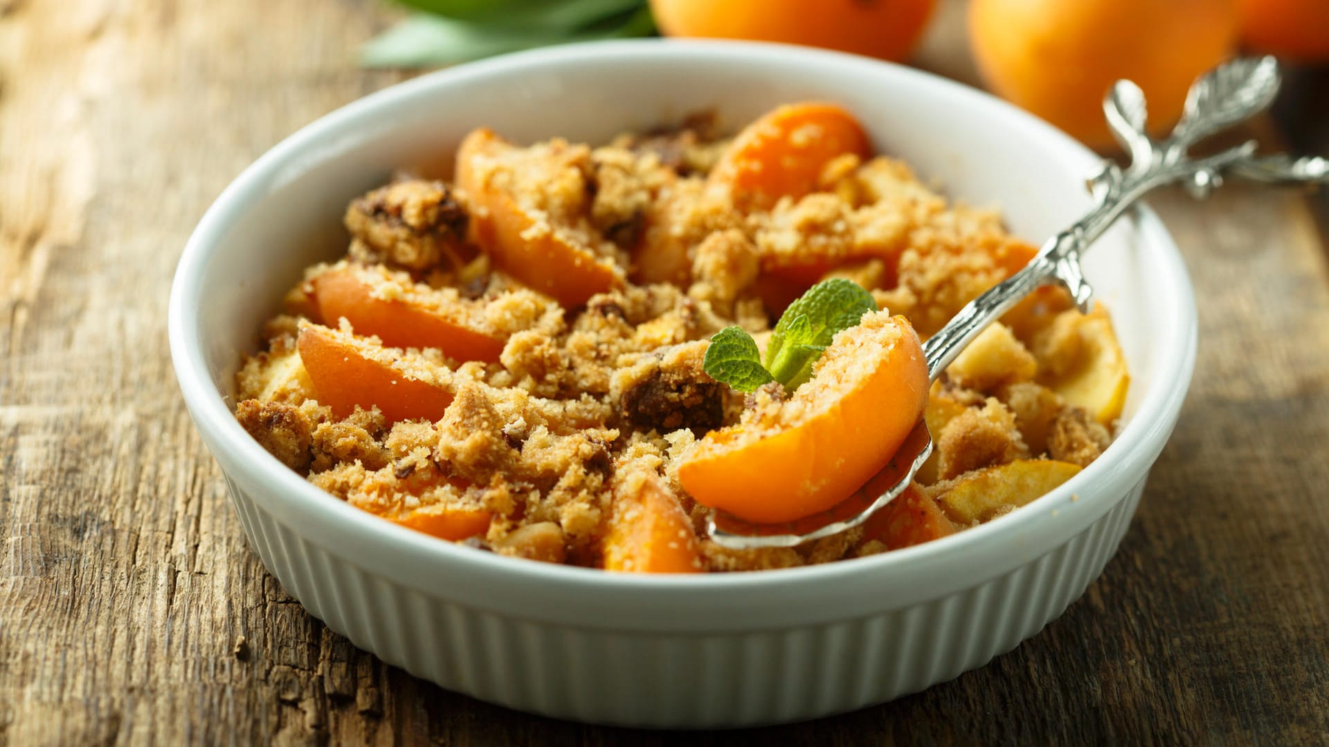 Aprikosencrumble: Gebacken in kleinen Dessertschalen eignen sich Crumbels perfekt als Mitbringsel.