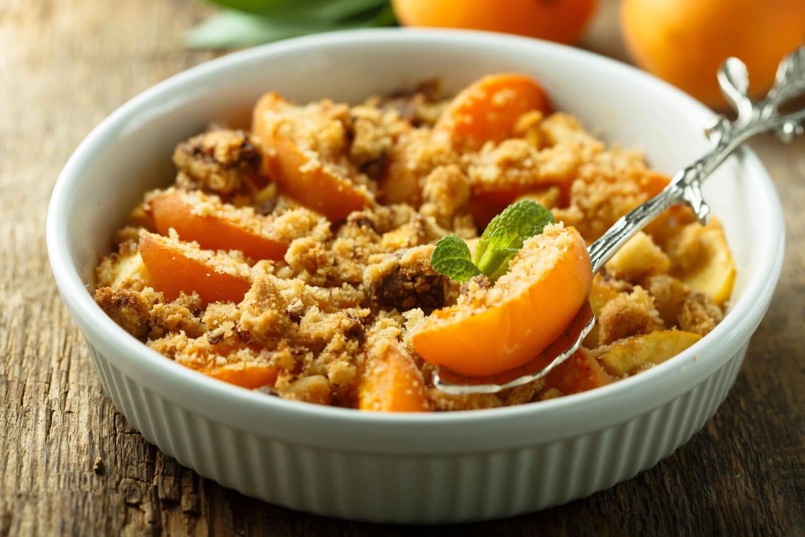 Aprikosencrumble: Gebacken in kleinen Dessertschalen eignen sich Crumbels perfekt als Mitbringsel.