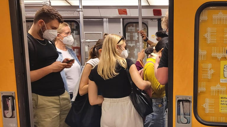 Überfüllte U-Bahn in Berlin: Weiterhin werden in Deutschland hohe Infektionszahlen gemeldet.