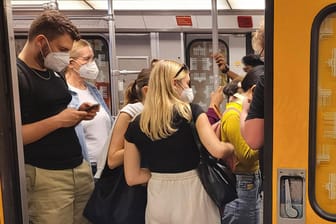 Überfüllte U-Bahn in Berlin: Weiterhin werden in Deutschland hohe Infektionszahlen gemeldet.