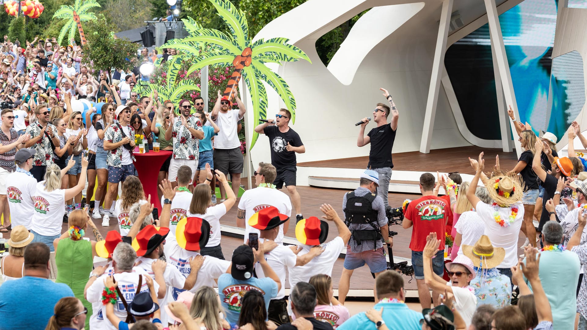 DJ Robin & Schürze im "Fernsehgarten": Die beiden wurden vom Publikum gefeiert.