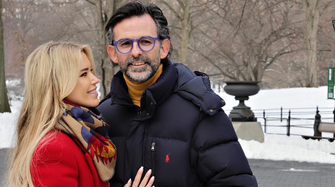 Sylvie Meis mit Ehemann Niclas Castello im April 2022: Mittlerweile hat sich der Künstler einen neuen Look zugelegt.