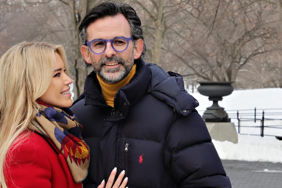 Sylvie Meis mit Ehemann Niclas Castello im April 2022: Mittlerweile hat sich der Künstler einen neuen Look zugelegt.