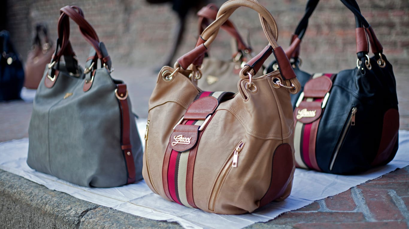 Gefälschte Designertaschen auf einer Straße in Mailand (Symbolbild)