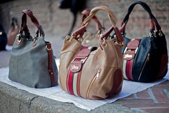 Gefälschte Designertaschen auf einer Straße in Mailand (Symbolbild)