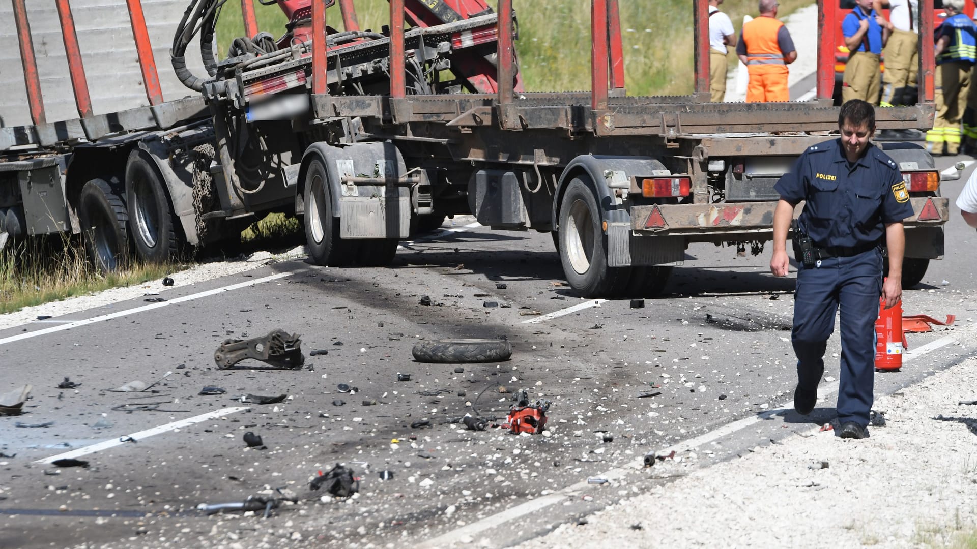 Trümmerteile liegen am Unfallort: Das Motorrad ging in Flammen auf.