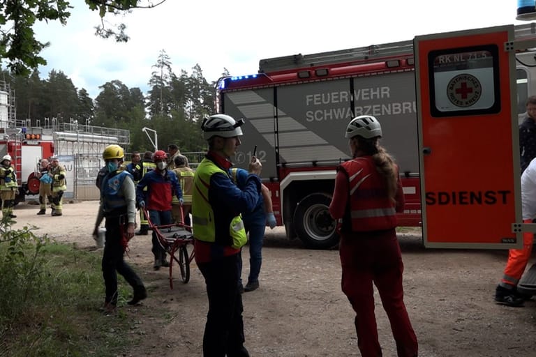 Rettungskräfte beim Einsatz in Schwarzenbruck: Wegen der Gaffer mussten Sichtschutzwände aufgestellt werden.