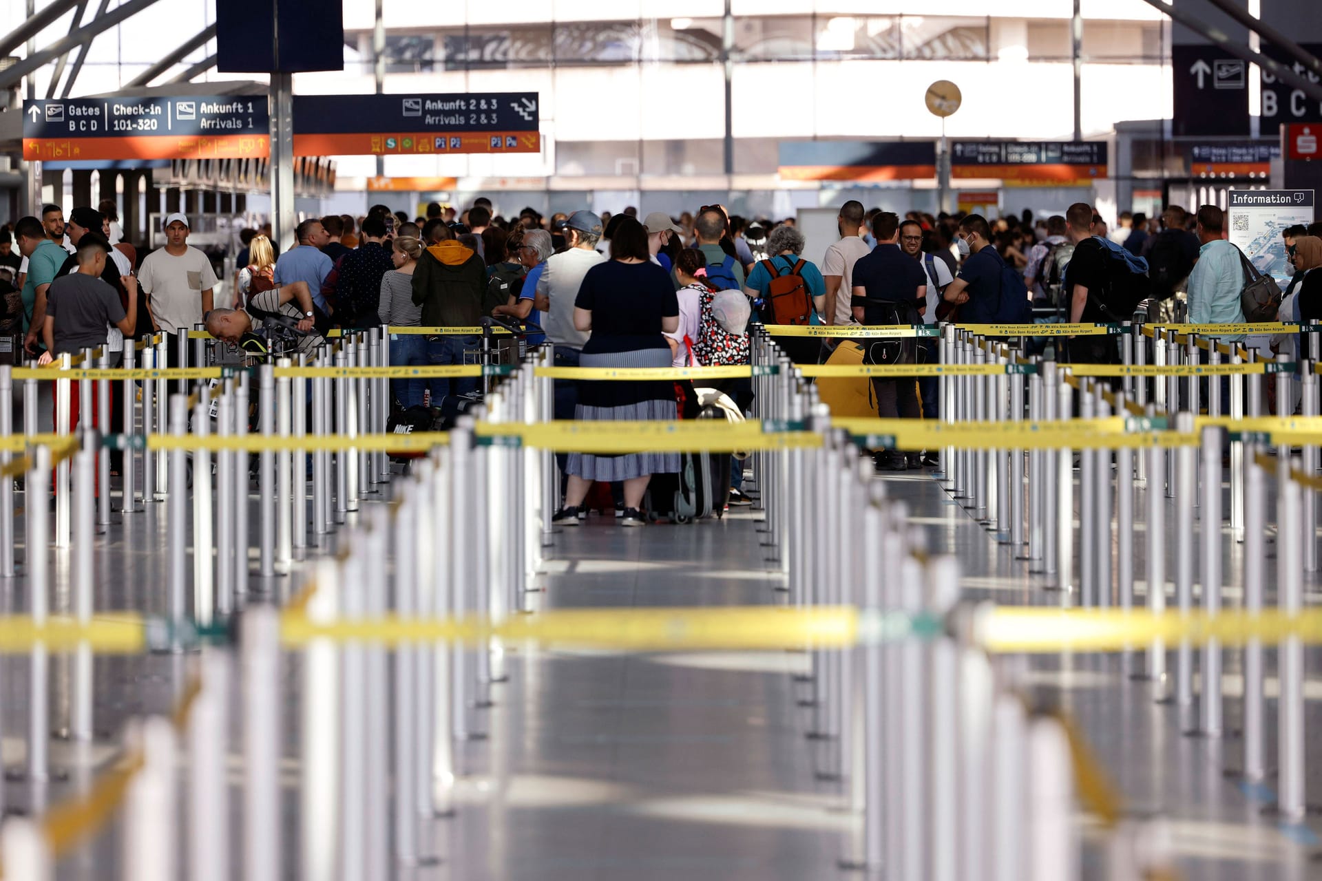 Lange Warteschlagen vor dem Check-in am Flughafen Köln/Bonn: Am Wochenende mussten Passagiere hier bis zu 15 Stunden warten.