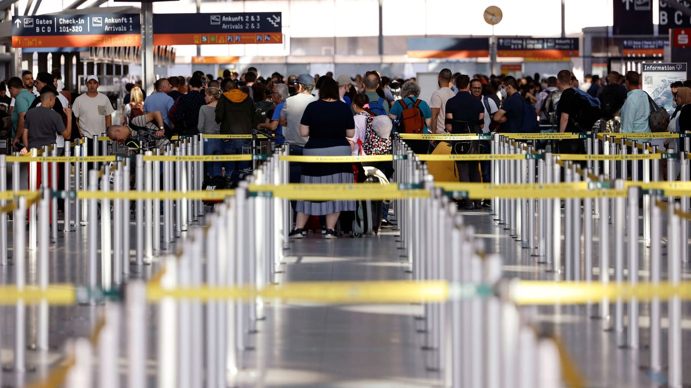 Lange Warteschlagen vor dem Check-in am Flughafen Köln/Bonn: Am Wochenende mussten Passagiere hier bis zu 15 Stunden warten.