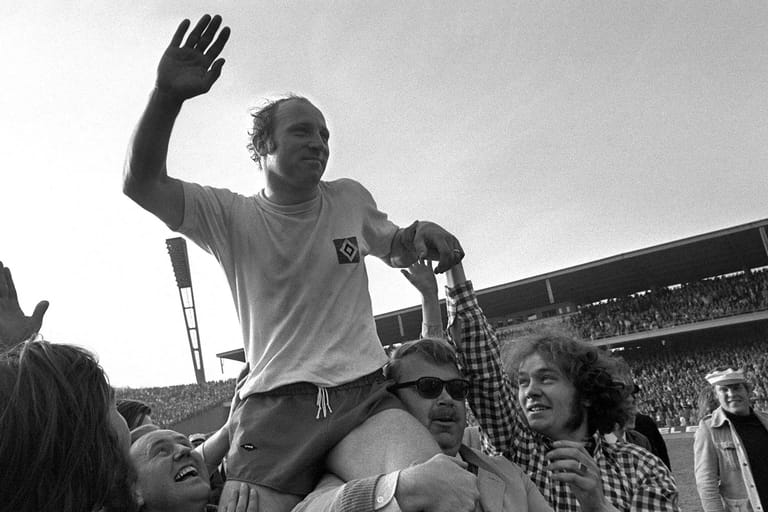 Uwe Seeler wird auf den Schultern der Hamburger Fans vom Platz getragen: Die Legende feierte große Erfolge mit dem Hamburger SV.