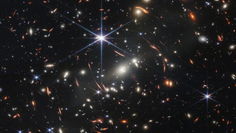 Das erste Farbbild des James-Webb-Weltraumteleskops: Die Aufnahme zeigt mehr als 13 Milliarden Jahre alte Galaxien.