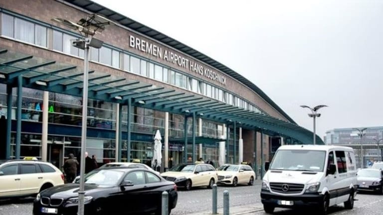 Autos parken vor dem Flughafen Bremen: Der Lufthansa-Streik wird sich in der Hansestadt weniger massiv auswirken.