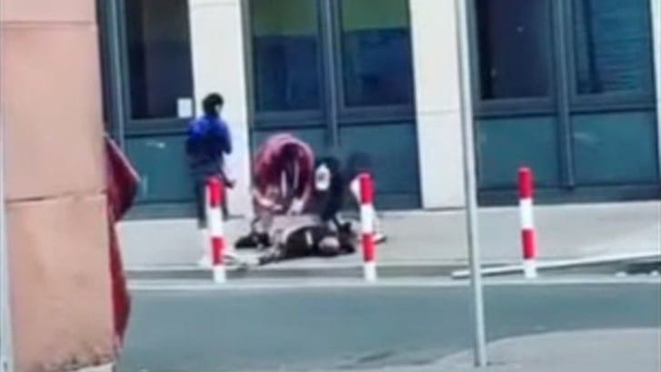 Zwei Männer wühlen in den Taschen des 35-Jährigen (Screenshot): Die Aufnahmen zeigen, wie er niedergeschlagen wird. Zwei Männer wühlen in den Taschen des 35-Jährigen (Screenshot): Die Aufnahmen zeigen, wie er niedergeschlagen wird.