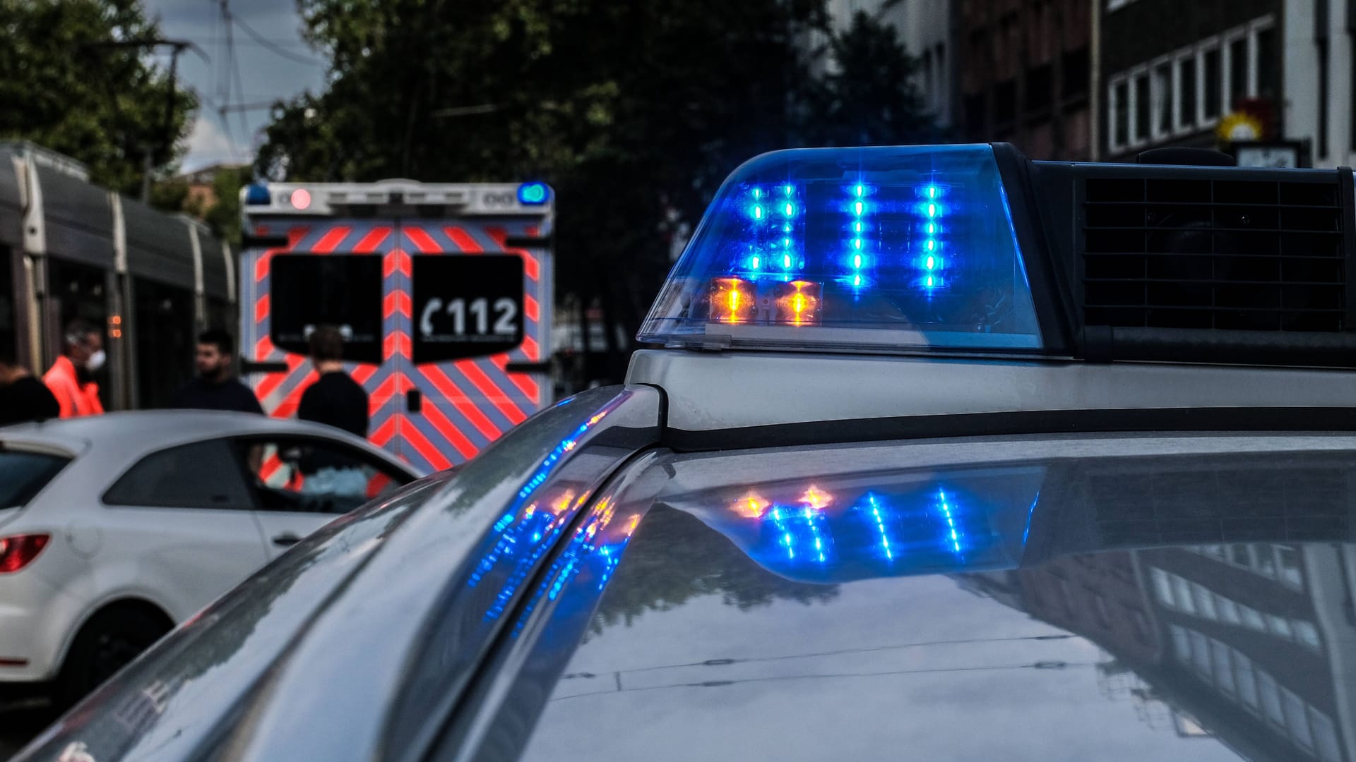 Polizeiwagen mit Blaulicht (Symbolbild): In Düsseldorf ist ein 18-jähriger Mann mit einem Messer schwer verletzt worden.