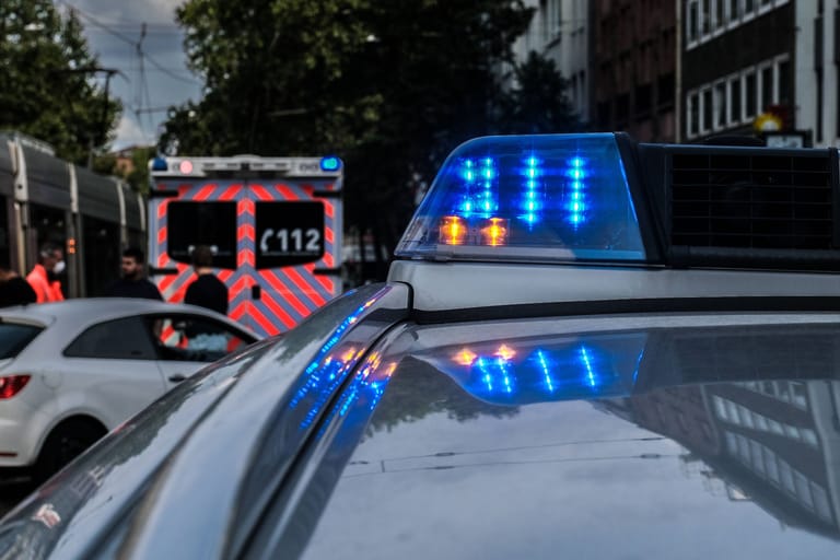 Polizeiwagen mit Blaulicht (Symbolbild): In Düsseldorf ist ein 18-jähriger Mann mit einem Messer schwer verletzt worden.