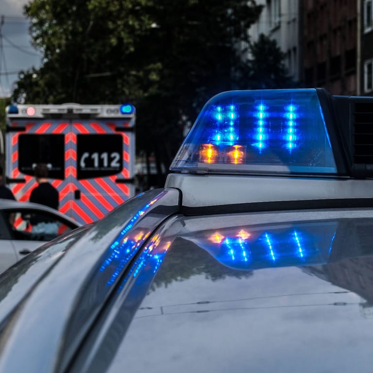 Polizeiwagen mit Blaulicht (Symbolbild): In Düsseldorf ist ein 18-jähriger Mann mit einem Messer schwer verletzt worden.