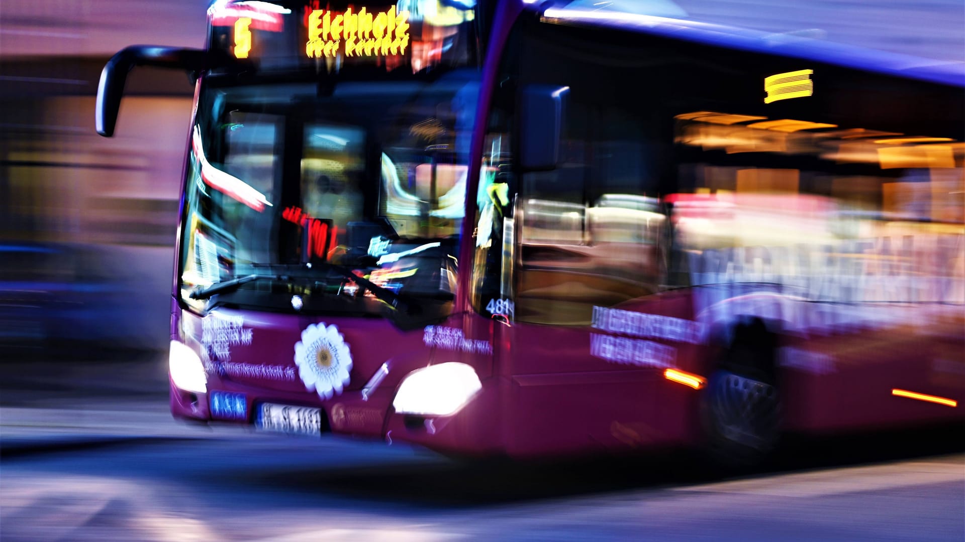 Ein Bus bei voller Fahrt (Symbolbild): Die Polizei ermittelt gegen den Fahrer. Ein Bus bei voller Fahrt (Symbolbild): Die Polizei ermittelt gegen den Fahrer.