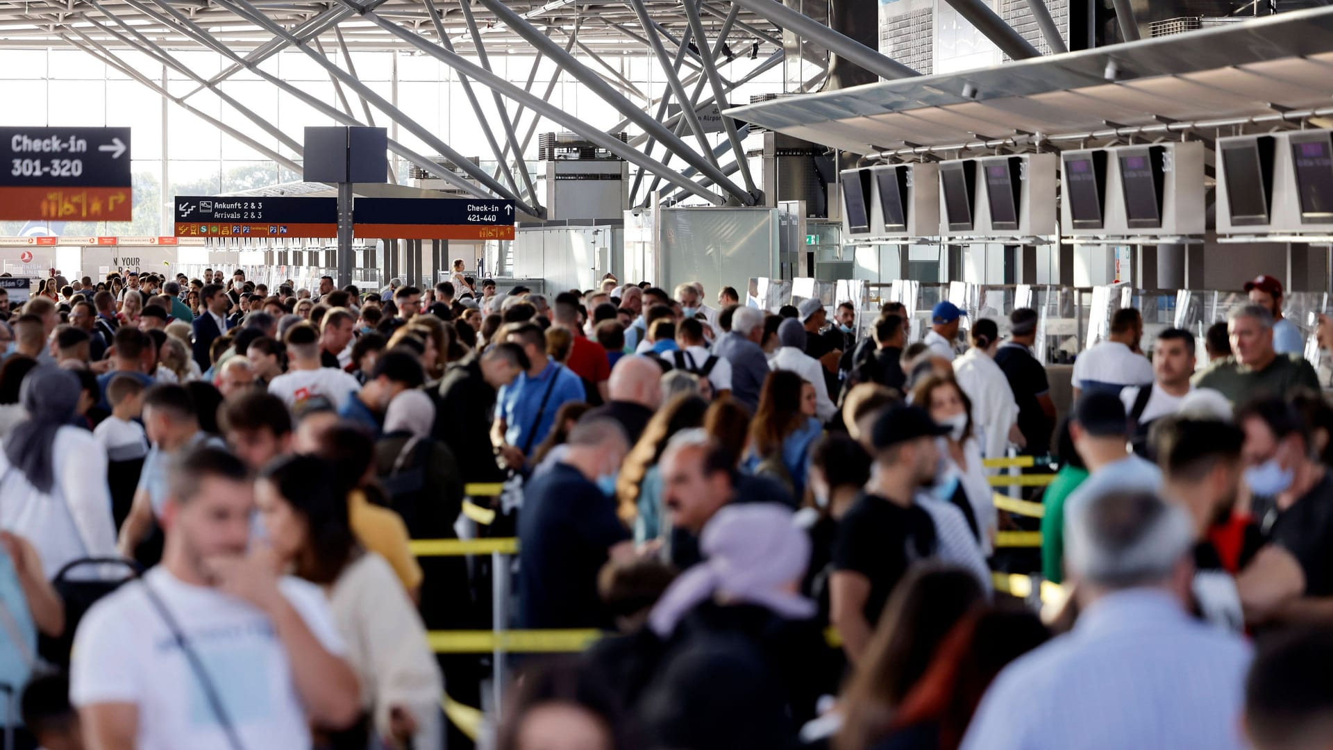 Flughafenchaos in Köln-Bonn (Archivbild): Für Deutsche könnte der Urlaubsbeginn diese Woche besonders stressig werden.