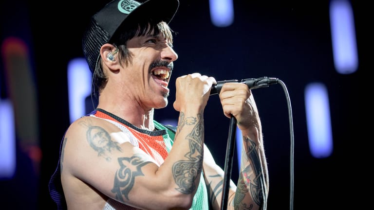 Anthony Kiedis, Frontmann der Red Hot Chili Peppers, auf der Bühne (Archivfoto): Die Band macht einen Halt in Köln.