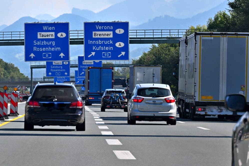 Dichter Verkehr auf der Autobahn A8 am Inntal-Dreieck in Richtung Süden.
