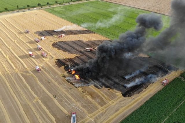 Knapp zwei Hektar Feld standen bei Syke nahe Bremen in Flammen. Die Feuerwehr rückte mit 130 Einsatzkräften aus.