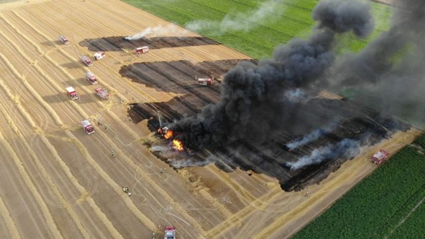 Knapp zwei Hektar Feld standen bei Syke nahe Bremen in Flammen. Die Feuerwehr rückte mit 130 Einsatzkräften aus.