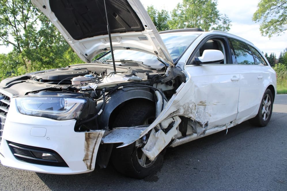 Einer der zerstörten Unfallwagen: Die beiden Kinder der Audi-Fahrerin blieben bei dem Zusammenstoß unverletzt.