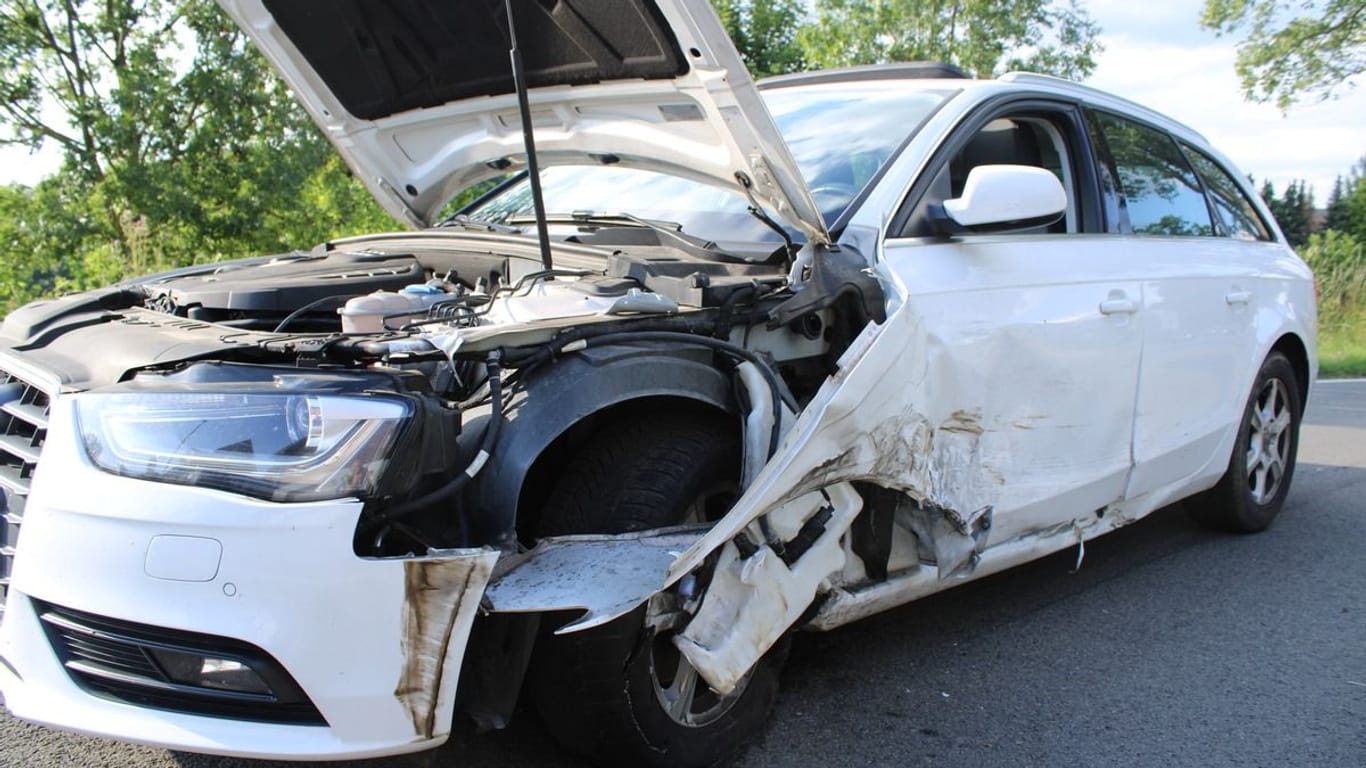 Einer der zerstörten Unfallwagen: Die beiden Kinder der Audi-Fahrerin blieben bei dem Zusammenstoß unverletzt.