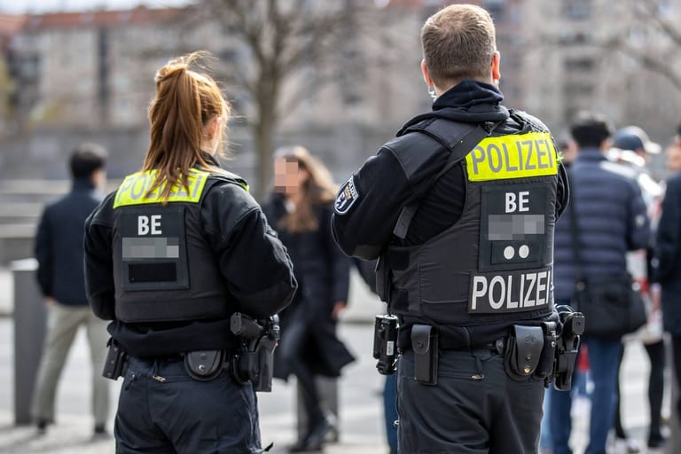 Berliner Polizeikräfte (Symbolbild): Der Polizist musste seinen Dienst beenden.