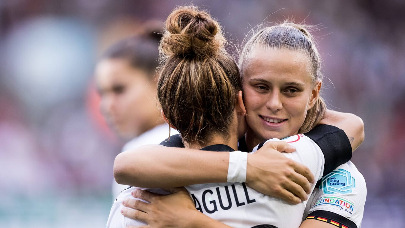 Klara Bühl umarmt Lina Magull: Die 21-Jährige hatte eine Riesenchance im Viertelfinale der EM in England gegen Österreich vergeben.