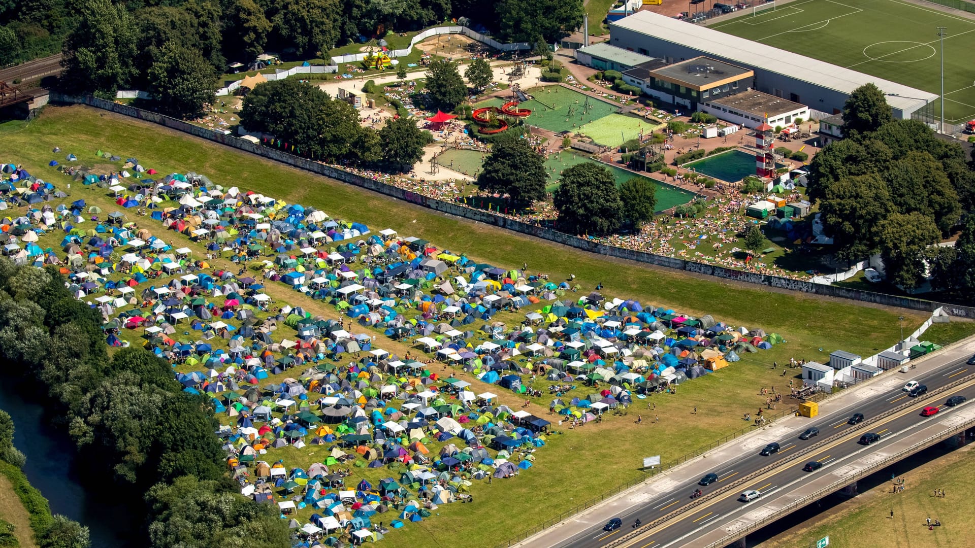 Das Ruhr Reggae Summer in Mülheim (Archivbild): Hier können Interessierte Musik hören, aber auch ins Wasser springen.