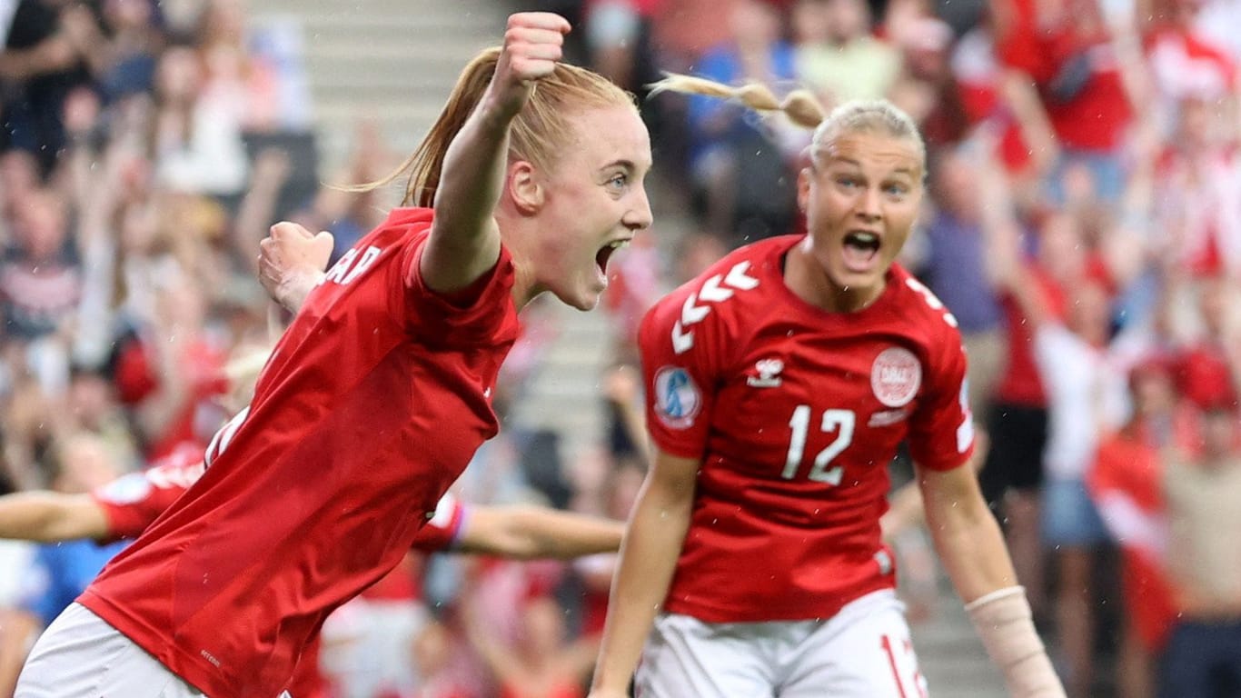 Karen Holmgaard (l.) feiert das Siegtor Pernille Harders: Dänemark darf wieder hoffen.