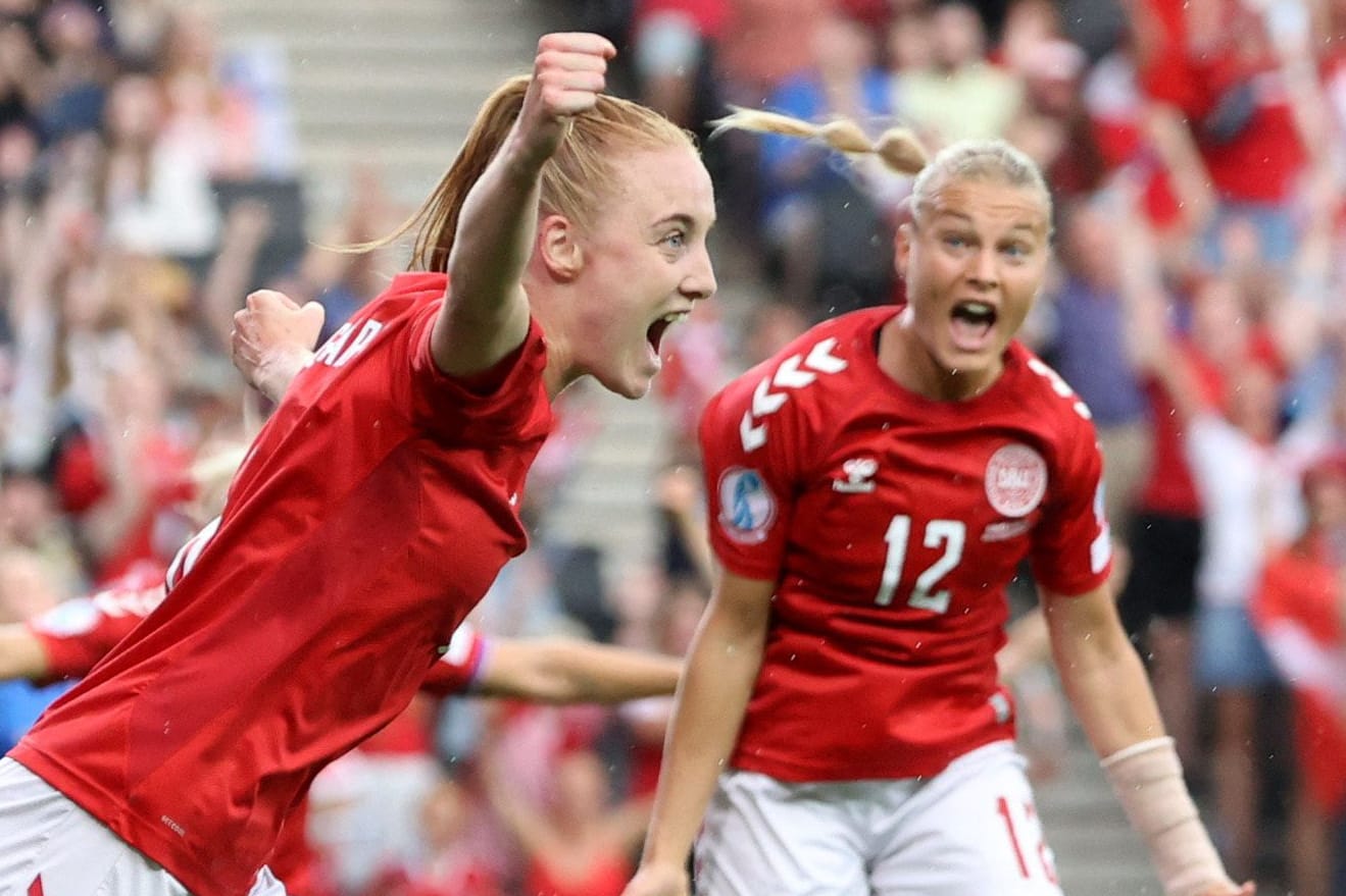 Karen Holmgaard (l.) feiert das Siegtor Pernille Harders: Dänemark darf wieder hoffen.