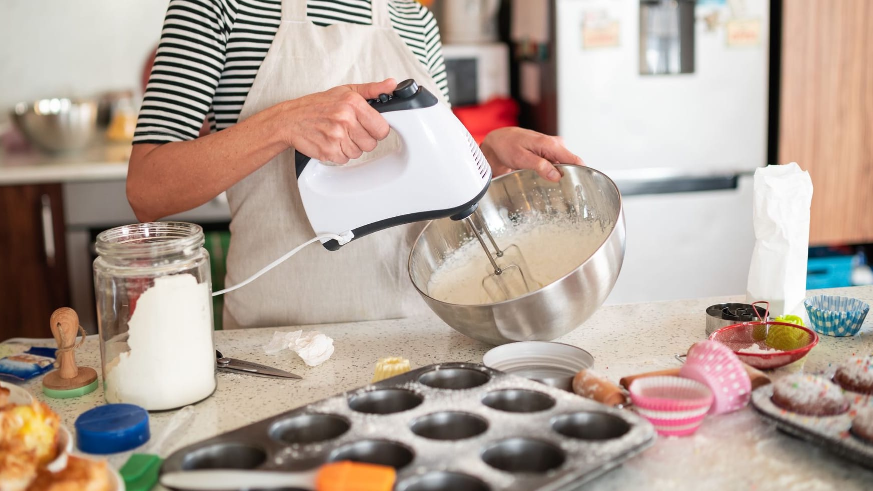 Die besten Handmixer erleichtern mit Knethaken und Rührbesen die Herstellung von Teigen und Co.