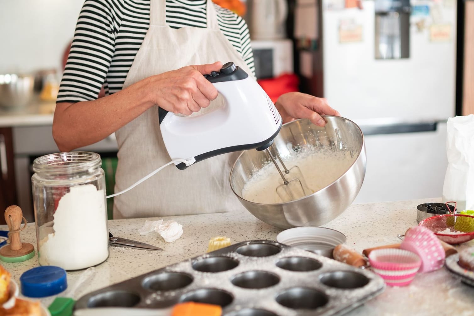 Die besten Handmixer erleichtern mit Knethaken und Rührbesen die Herstellung von Teigen und Co.