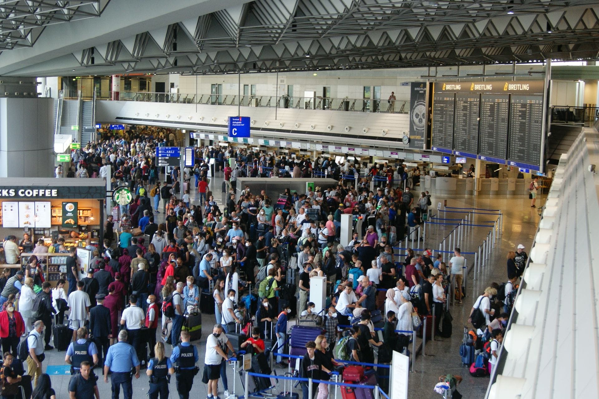 Abflughalle Terminal 1 am Frankfurter Flughafen: 200.000 Reisende werden für diesen Samstag erwartet.