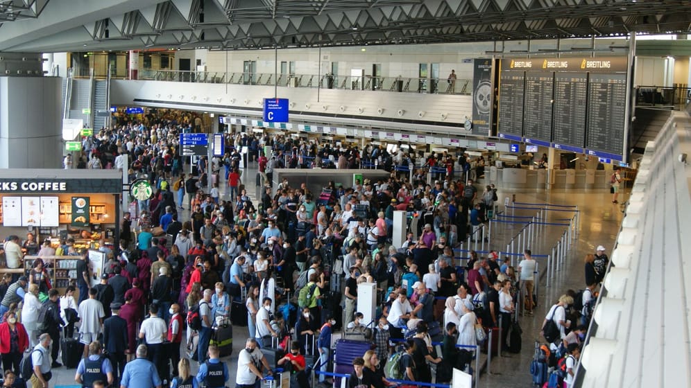 Abflughalle Terminal 1 am Frankfurter Flughafen: 200.000 Reisende werden für diesen Samstag erwartet.