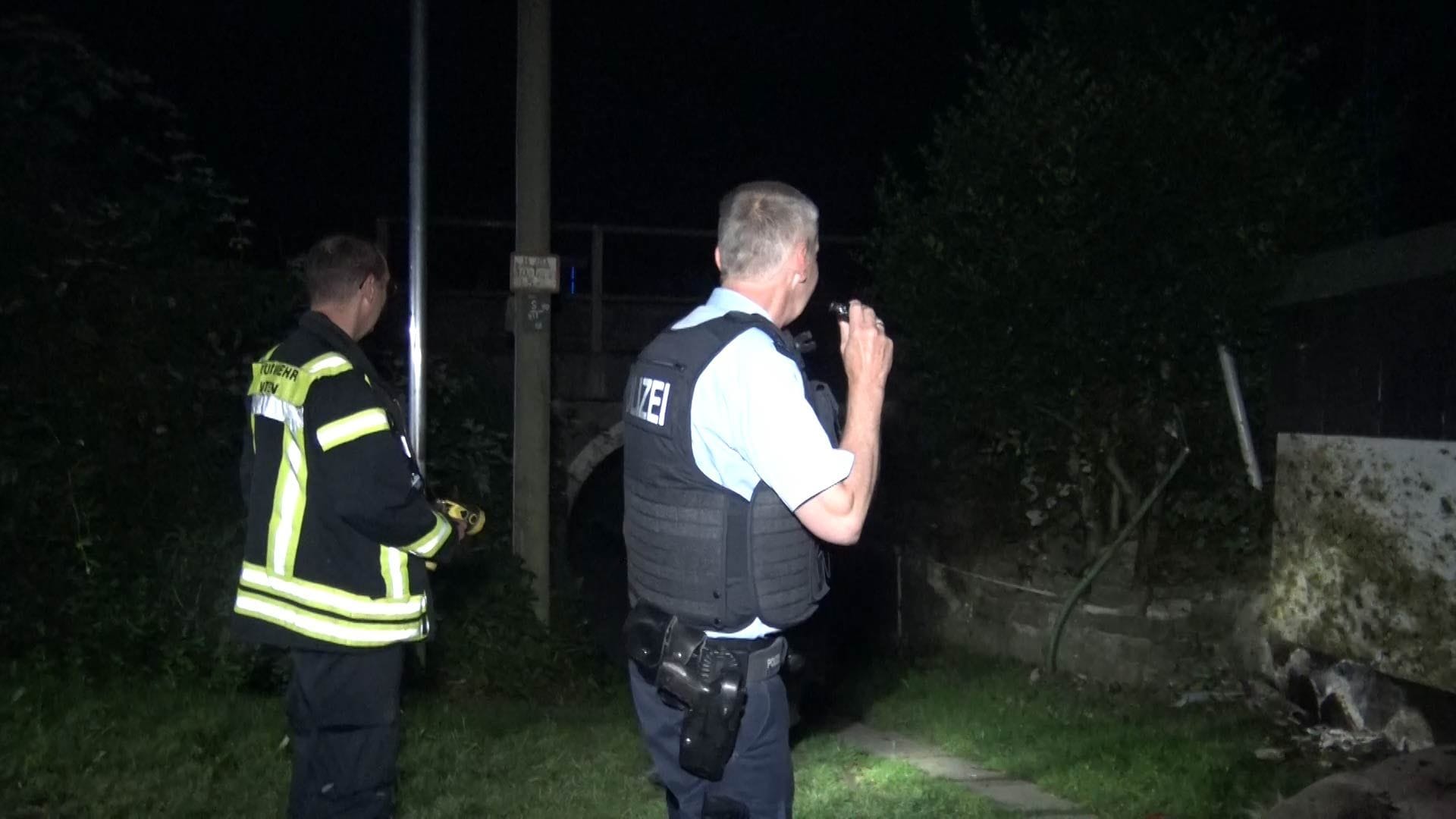 Die Einsatzkräfte von Bundespolizei und Feuerwehr vor Ort: Sie konnten nur noch die Abtransport des toten Tieres einleiten. Die Einsatzkräfte von Bundespolizei und Feuerwehr vor Ort: Sie konnten nur noch die Abtransport des toten Tieres einleiten.