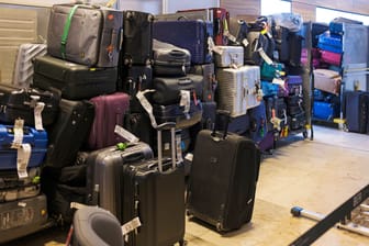 Herrenloses Gepäck am BER (Archiv): Viele deutsche Flughäfen kämpfen in der Sommerferienzeit mit Personalengpässen.
