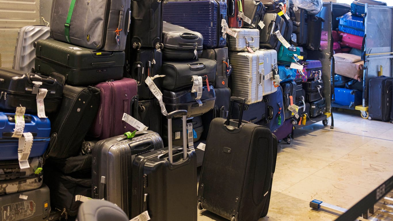 Herrenloses Gepäck am BER (Archiv): Viele deutsche Flughäfen kämpfen in der Sommerferienzeit mit Personalengpässen.