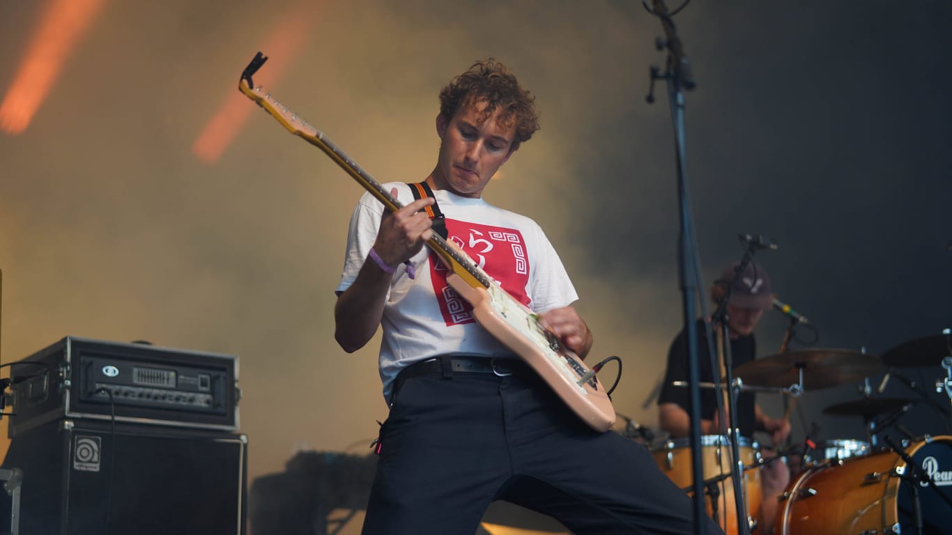 Ein Mitglied der Band Squid (Archivbild): Die Post-Punker aus Brighton, UK treten auf dem Haldern Pop Festival auf.