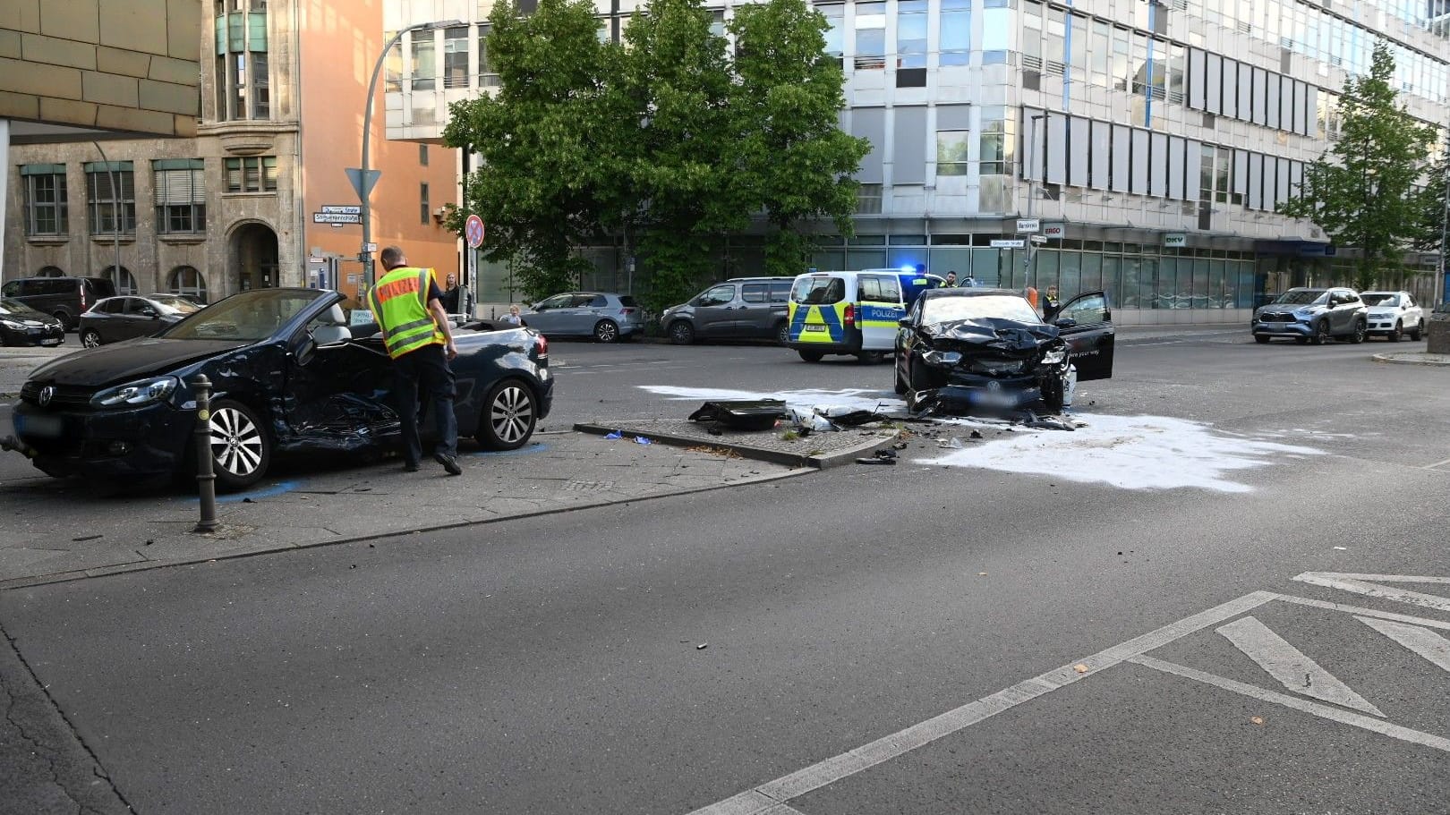 Die beiden beteiligten Pkw: Zwei Personen mussten aus einem Auto befreit werden.